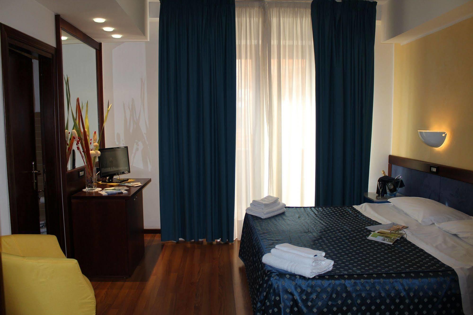 Hotel De La Ville & Centro Congressi Benevento Exteriör bild